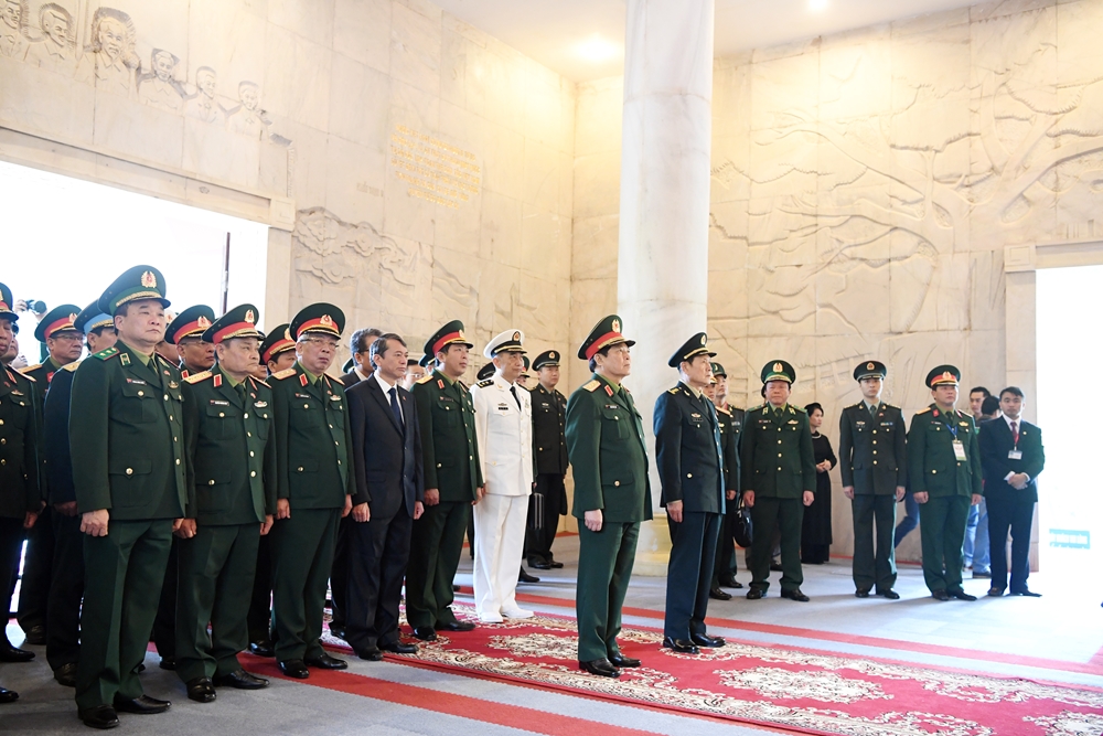 Bộ trưởng Ngô Xuân Lịch và Bộ trưởng Ngụy Phượng Hòa dâng hoa tại Đền thờ Bác Hồ, Khu di tích Quốc gia đặc biệt Pác Bó.